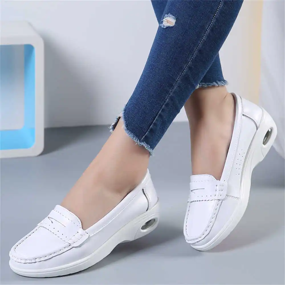 Thick Sole Slipon White Traine - Resale Women'S Formal Wear recension och pris